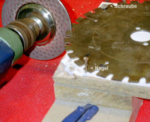 Schärfen eines Hartmetall-Sägeblatts mit der Kaindl Diamant-Sichtschleifscheibe